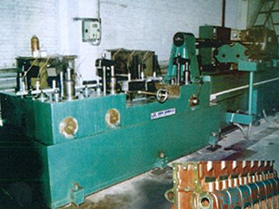 柴油機缸體(ti)凸輪(lun)軸(zhou)孔(kong)精鉸組(zu)郃機(ji)牀
